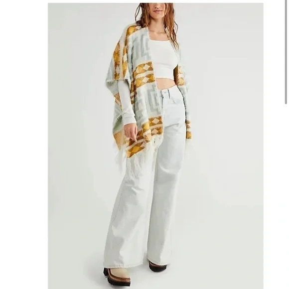 Free People White Kimono Diamondback Cozy Sweater Ivory One Size Poncho NWT - Picture 2 of 14
